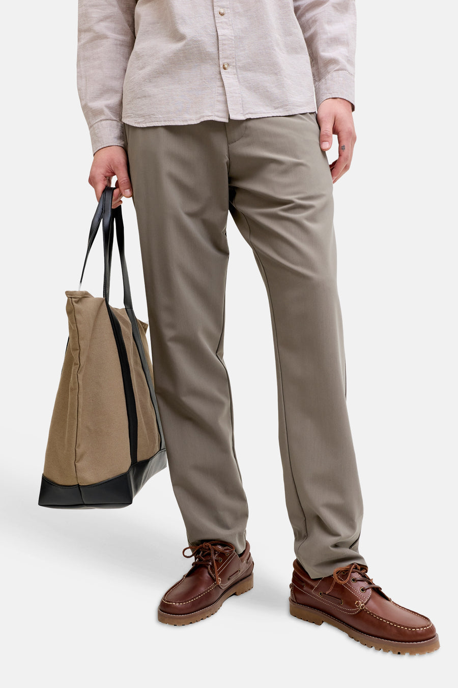 Chino gris de PREMIUM by JACK & JONES, combiné avec des chaussures marron et un sac fourre-tout.