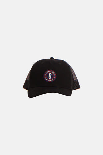 Chapeau noir d'ACCESSORIES BY JACK & JONES avec un dos en mesh et une étiquette logo à l'avant, en vue de profil.