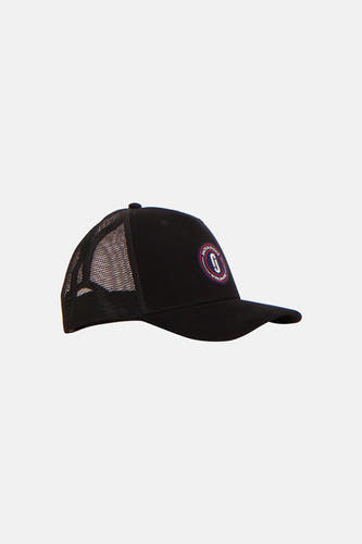 Zwarte pet van ACCESSORIES BY JACK & JONES met mesh achterkant en logo badge aan de voorkant, in zijaanzicht.
