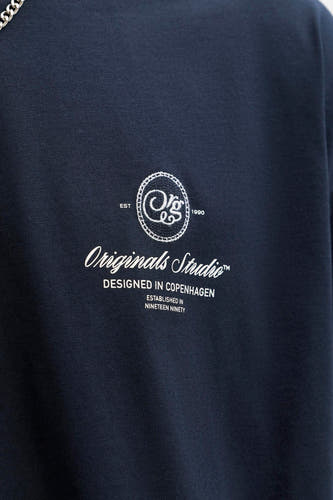 T-shirt à manches courtes bleu de ORIGINALS BY JACK & JONES, avec un logo blanc et un imprimé texte.