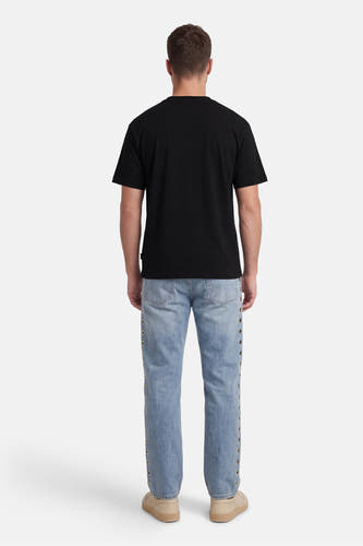 Zwart T-shirt van ORIGINALS BY JACK & JONES, van achteren gezien op een man met lichtblauwe jeans en zilveren ringen aan de zijkant.