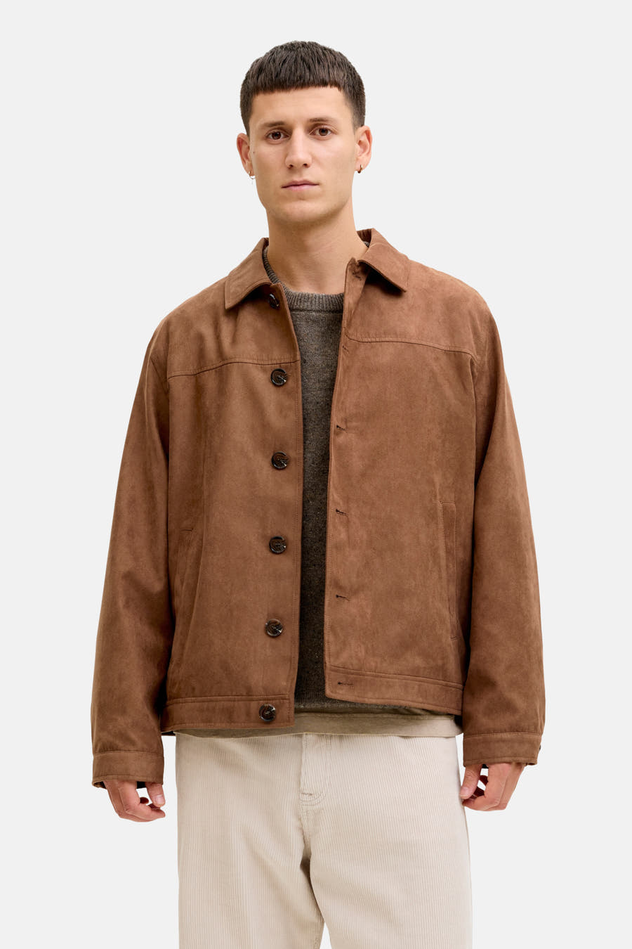 Bruine korte jas van PREMIUM by JACK & JONES, met knoopsluiting, gedragen over een grijze trui en beige corduroy broek.