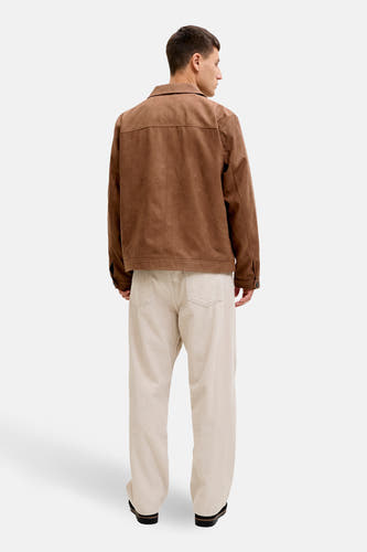 Bruine korte jas van PREMIUM by JACK & JONES, achterkant gezien, met crèmekleurige corduroy broek.
