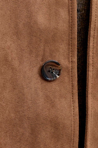 Bruine korte jas van PREMIUM by JACK & JONES, met een enkele knoop en zachte suède textuur.