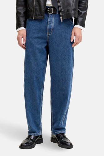 Jeans special fit in donkerblauw denim van JACK & JONES JEANS INTELLIGENCE, met een losse pasvorm en zwarte leren schoenen.

