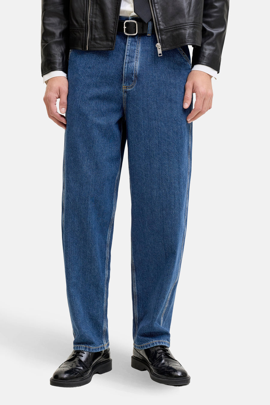 Jeans special fit in donkerblauw denim van JACK & JONES JEANS INTELLIGENCE, met een losse pasvorm en zwarte leren schoenen.
