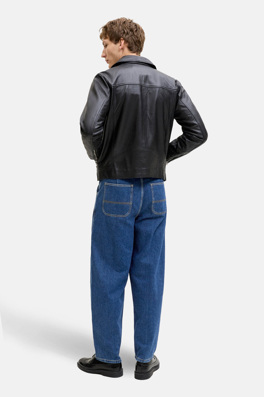 Jeans special fit van donkerblauwe denim van JACK & JONES JEANS INTELLIGENCE, met losse pasvorm en zichtbare achterzakken.