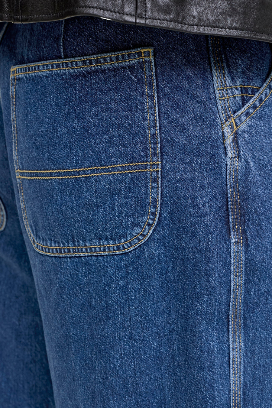 Donkerblauwe special fit jeans van JACK & JONES JEANS INTELLIGENCE, met een opgestikte zak en dubbele stiksels.
