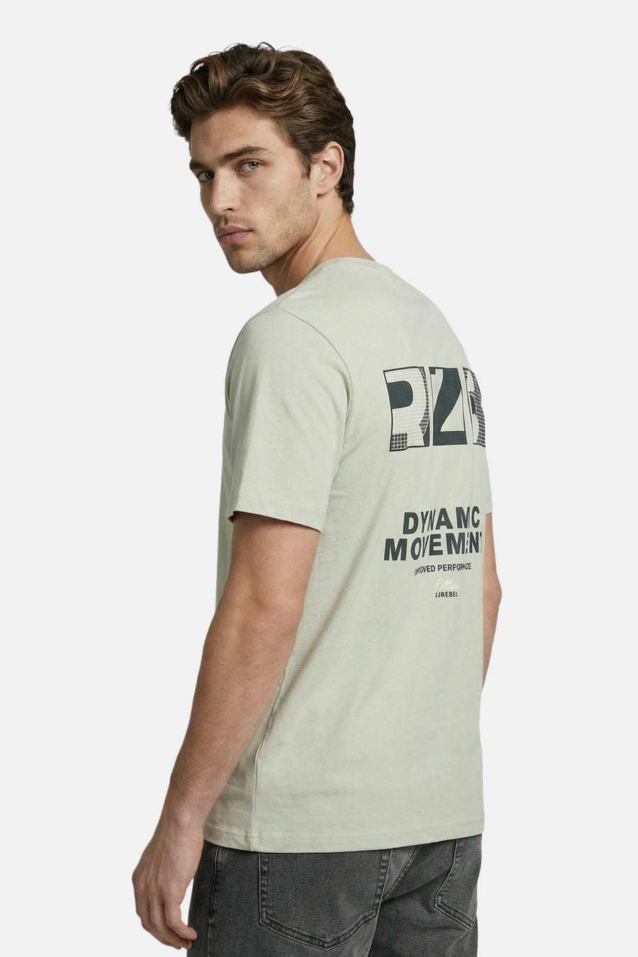 T-shirt vert de JJREBEL avec un imprimé foncé, partiellement en grille, dans le dos, porté par un homme avec un jean foncé.
