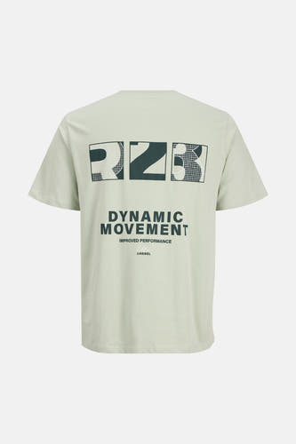 T-shirt vert clair de JJREBEL avec un imprimé 'R23' et 'DYNAMIC MOVEMENT' vert foncé au dos.