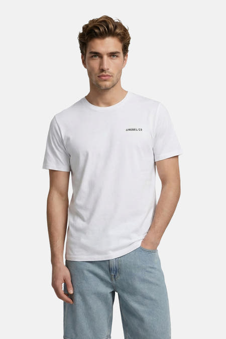 Wit katoenen T-shirt van JJREBEL met ronde hals en kleine zwarte tekst op de borst.