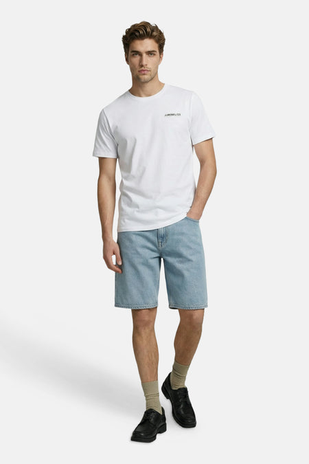 T-shirt blanc JJREBEL avec petit imprimé noir sur la poitrine, porté par un homme en short en jean.