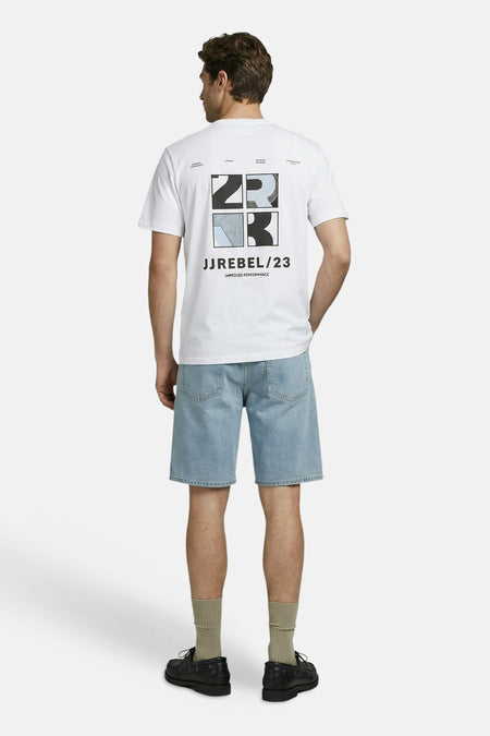 Wit T-shirt van JJREBEL met een grafische print op de rug van de cijfers '2' en '3' en 'JJREBEL/23'. Een man draagt het van achteren gezien met denim shorts.