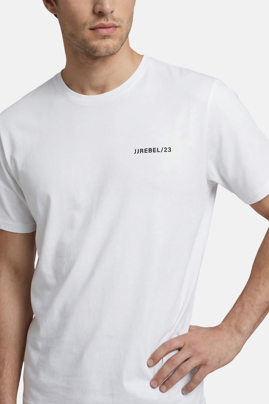 T-shirt blanc JJREBEL avec inscription noire 'JJREBEL/23' sur la poitrine.