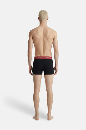 Zwarte boxershort van Jack & Jones met rode tailleband met 'Originals Studio' tekst, van achteren gezien op een man.
