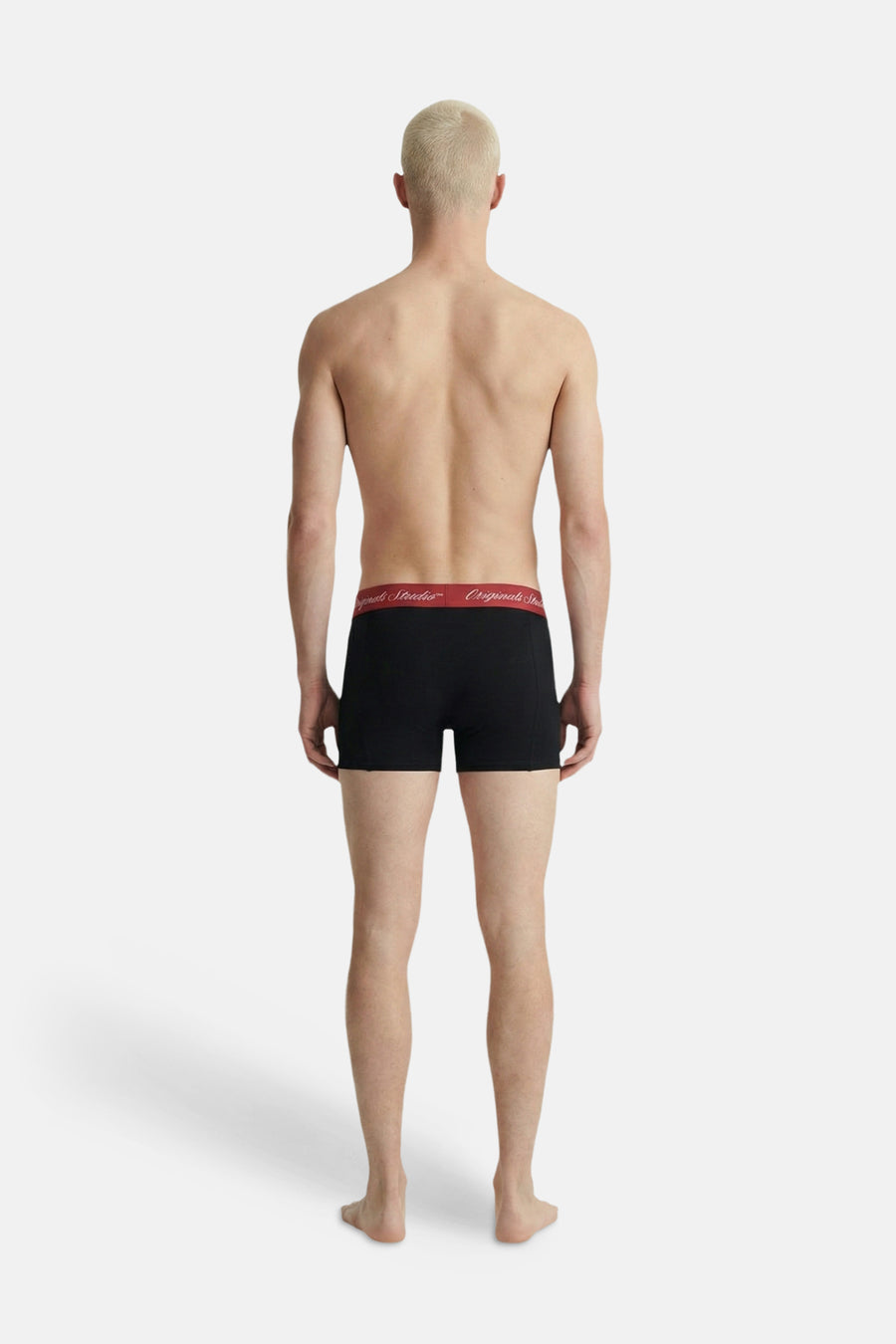 Zwarte boxershort van Jack & Jones met rode tailleband met 'Originals Studio' tekst, van achteren gezien op een man.