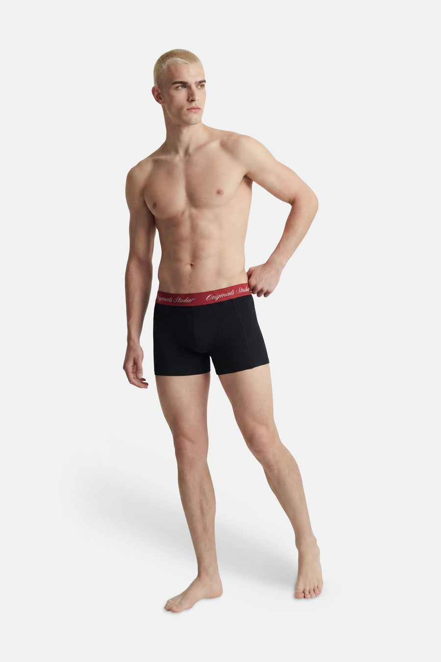 Zwarte boxershort van ACCESSORIES BY JACK & JONES met rode tailleband en witte merktekst.