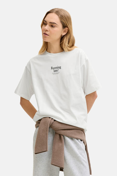 Wit T-shirt met korte mouwen van JJXX, met een tekstprint op de borst en een bruine trui geknoopt rond de taille.