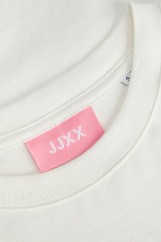 Wit T-shirt met korte mouwen van JJXX, met een roze merklabel in de kraag en een eenvoudig ontwerp.