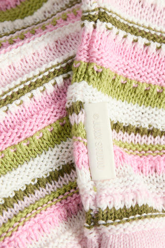 Multikleurige gebreide trui met ronde hals van JJXX, met roze, groene en witte strepen en zichtbare label in close-up.