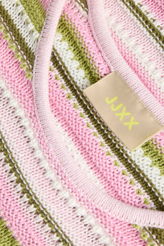 Multicolor gebreide trui met ronde hals van JJXX, roze-wit-groene strepen, textuurrijke stof, close-up detail