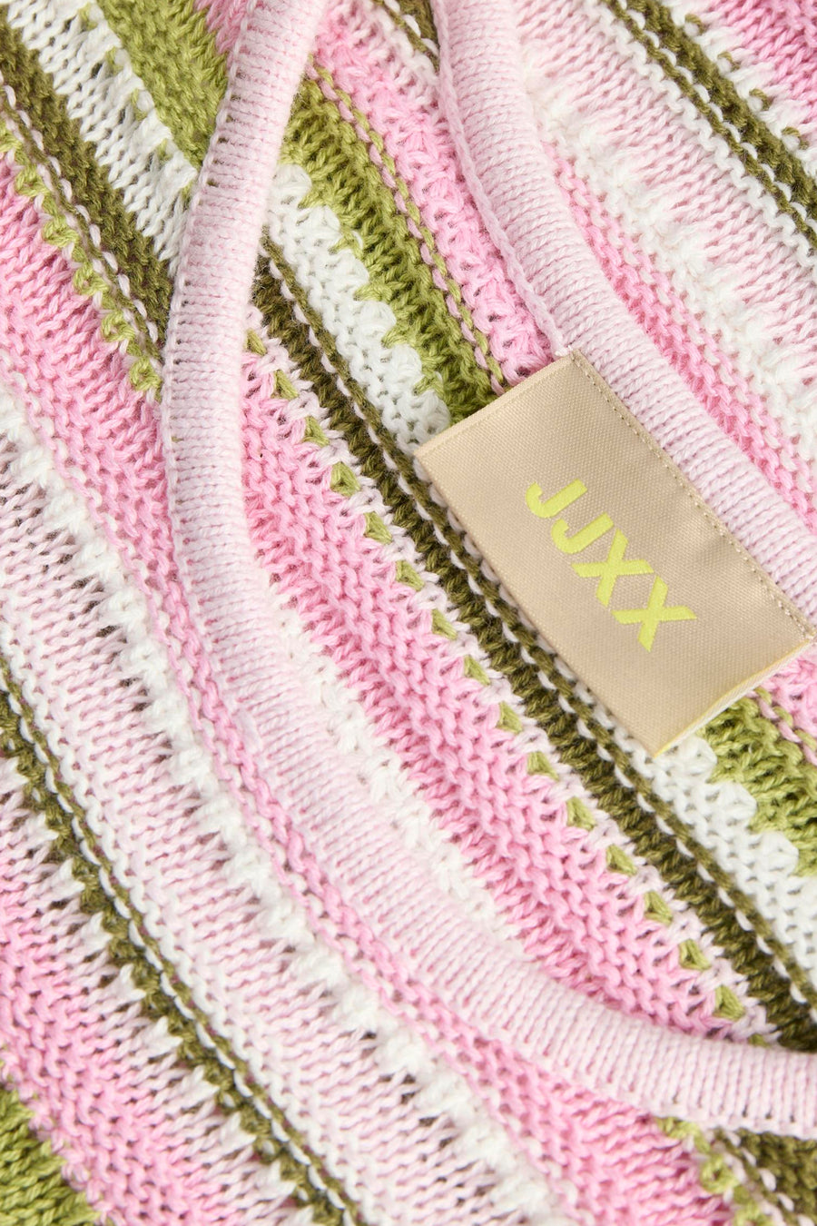 Multicolor gebreide trui met ronde hals van JJXX, roze-wit-groene strepen, textuurrijke stof, close-up detail