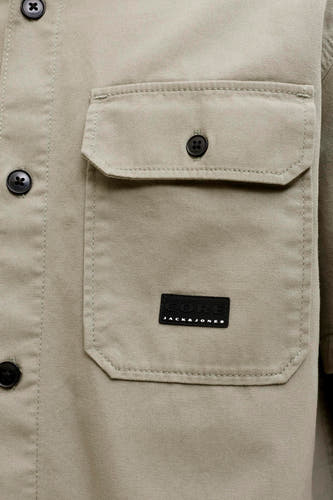 Chemise beige à manches courtes de CORE BY JACK & JONES avec tissage diagonal, poche poitrine et logo noir.
