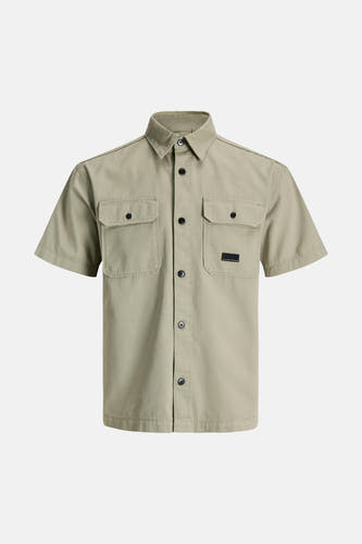 Chemise beige à manches courtes de CORE BY JACK & JONES, avec col, fermeture boutonnée, deux poches poitrine et une étiquette de marque.