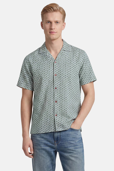 Groen korte mouwen overhemd met palmbladprint van PREMIUM by JACK & JONES, rode knopen, model in lifestyle pose