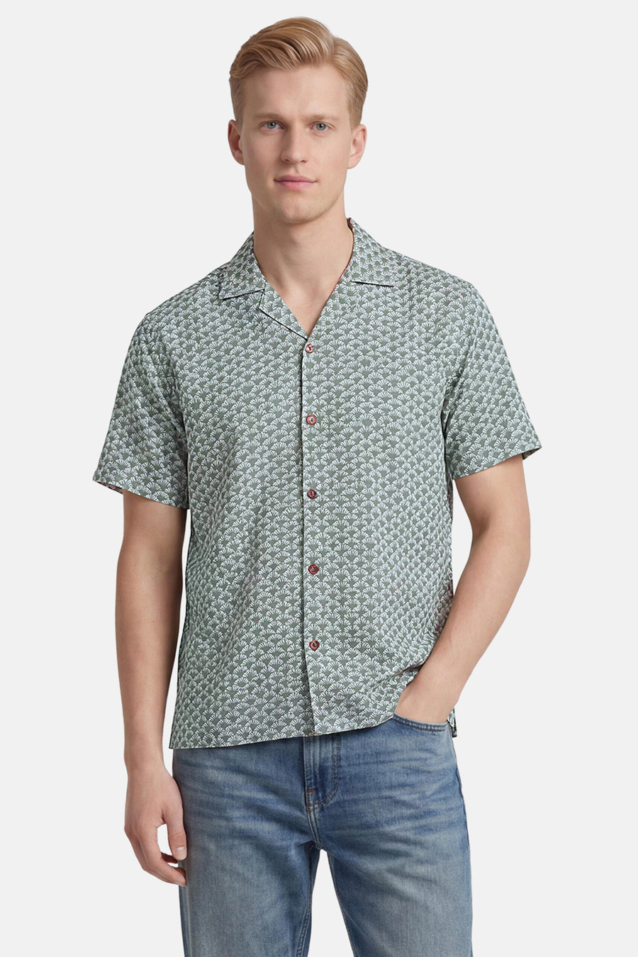 Groen korte mouwen overhemd met palmbladprint van PREMIUM by JACK & JONES, rode knopen, model in lifestyle pose