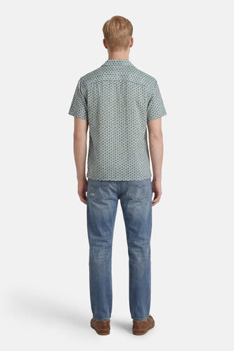 Groen korte mouwen overhemd met witte geometrische print van PREMIUM by JACK & JONES, achterzijde weergegeven op model met blauwe jeans en bruine schoenen