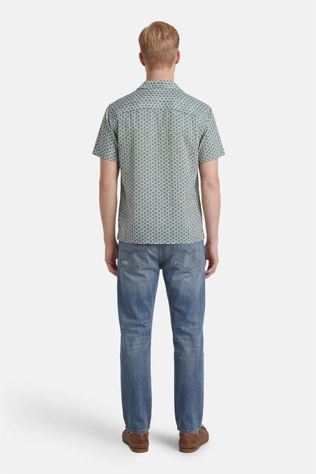 Groen korte mouwen overhemd met witte geometrische print van PREMIUM by JACK & JONES, achterzijde weergegeven op model met blauwe jeans en bruine schoenen