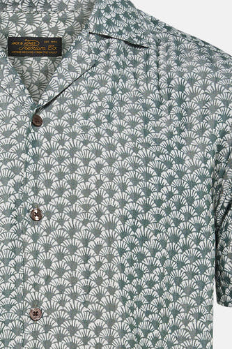 Groen korte mouwen overhemd met witte schubpatroon van PREMIUM by JACK & JONES, close-up voorzijde met knopen en kraag