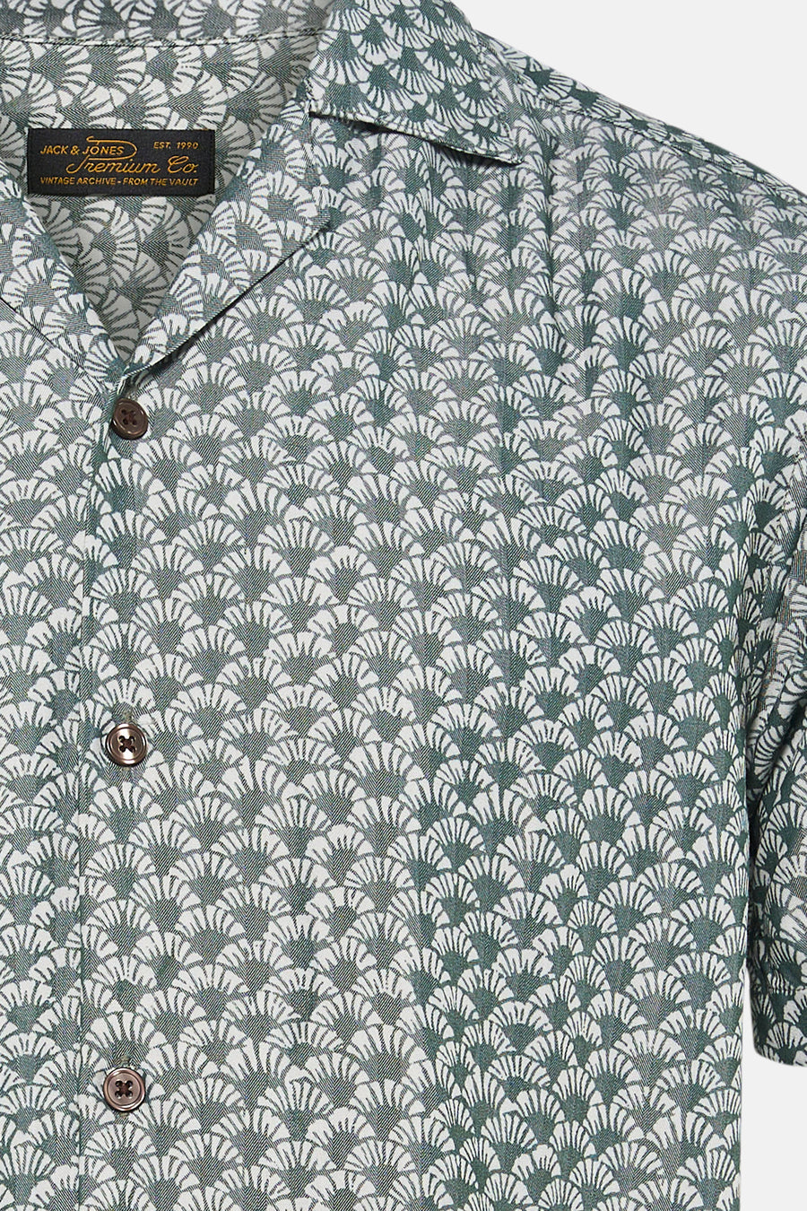 Groen korte mouwen overhemd met witte schubpatroon van PREMIUM by JACK & JONES, close-up voorzijde met knopen en kraag