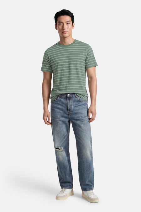 Groene gestreepte korte mouw T-shirt van ORIGINALS BY JACK & JONES, gedragen met blauwe jeans en witte sneakers, front view.