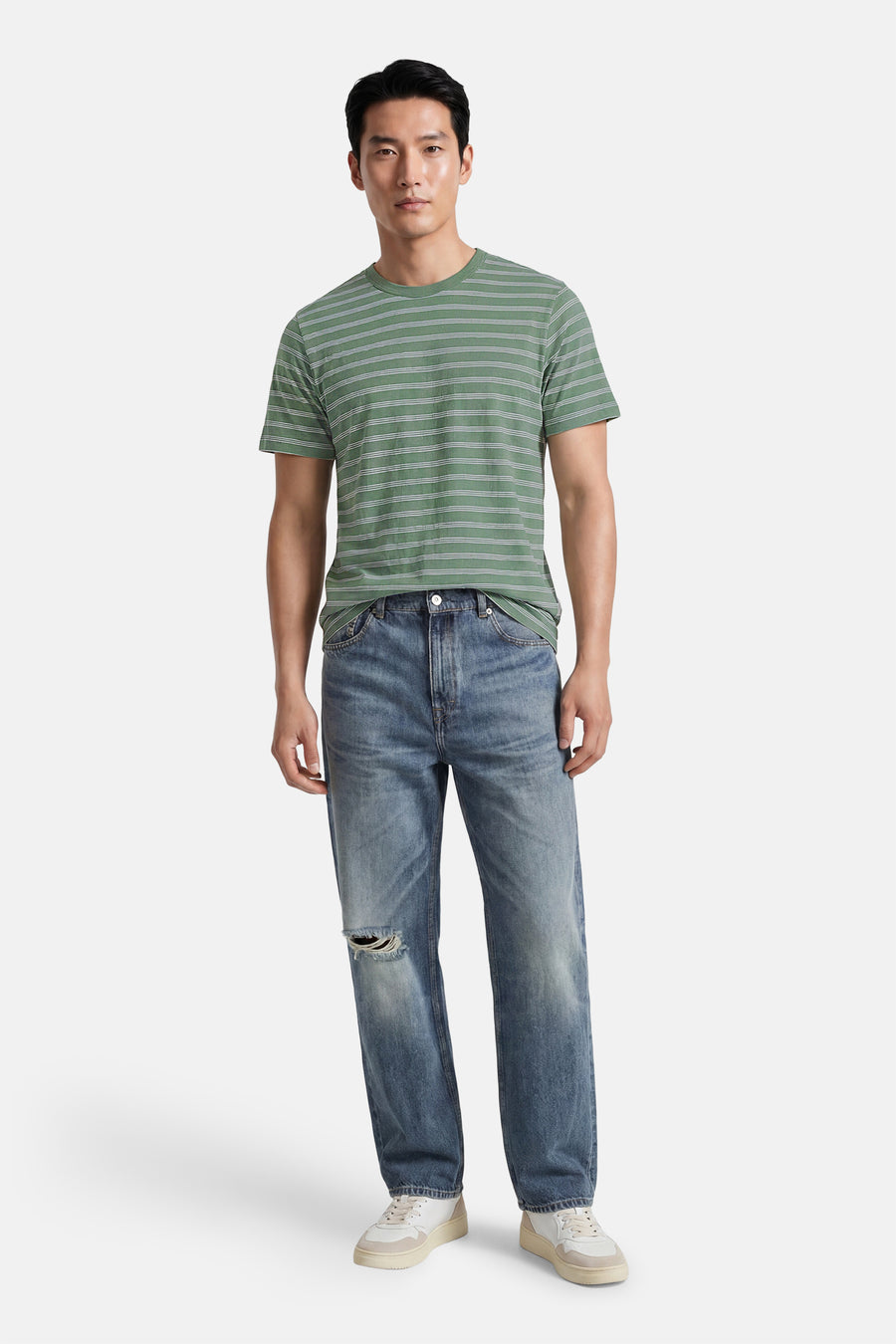 Groene gestreepte korte mouw T-shirt van ORIGINALS BY JACK & JONES, gedragen met blauwe jeans en witte sneakers, front view.