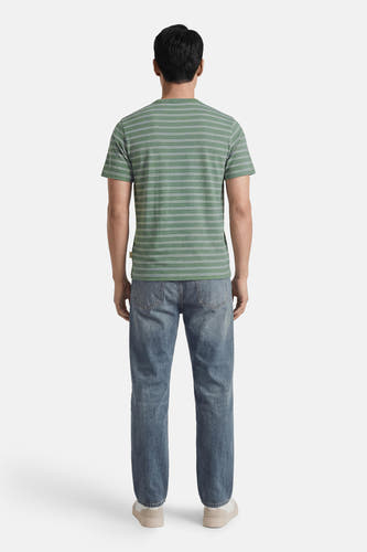 Groene gestreepte korte mouw T-shirt van ORIGINALS BY JACK & JONES, achterkant weergegeven, met witte horizontale strepen en model in blauwe jeans.