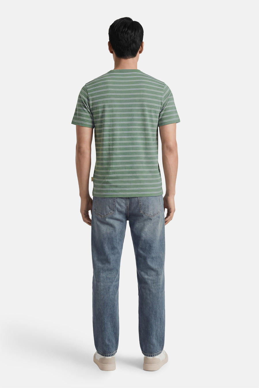 Groene gestreepte korte mouw T-shirt van ORIGINALS BY JACK & JONES, achterkant weergegeven, met witte horizontale strepen en model in blauwe jeans.