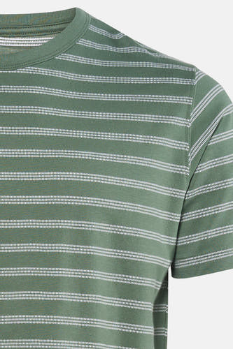 Groene korte mouw t-shirt met witte gestreepte textuur van ORIGINALS BY JACK & JONES, close-up voorzijde