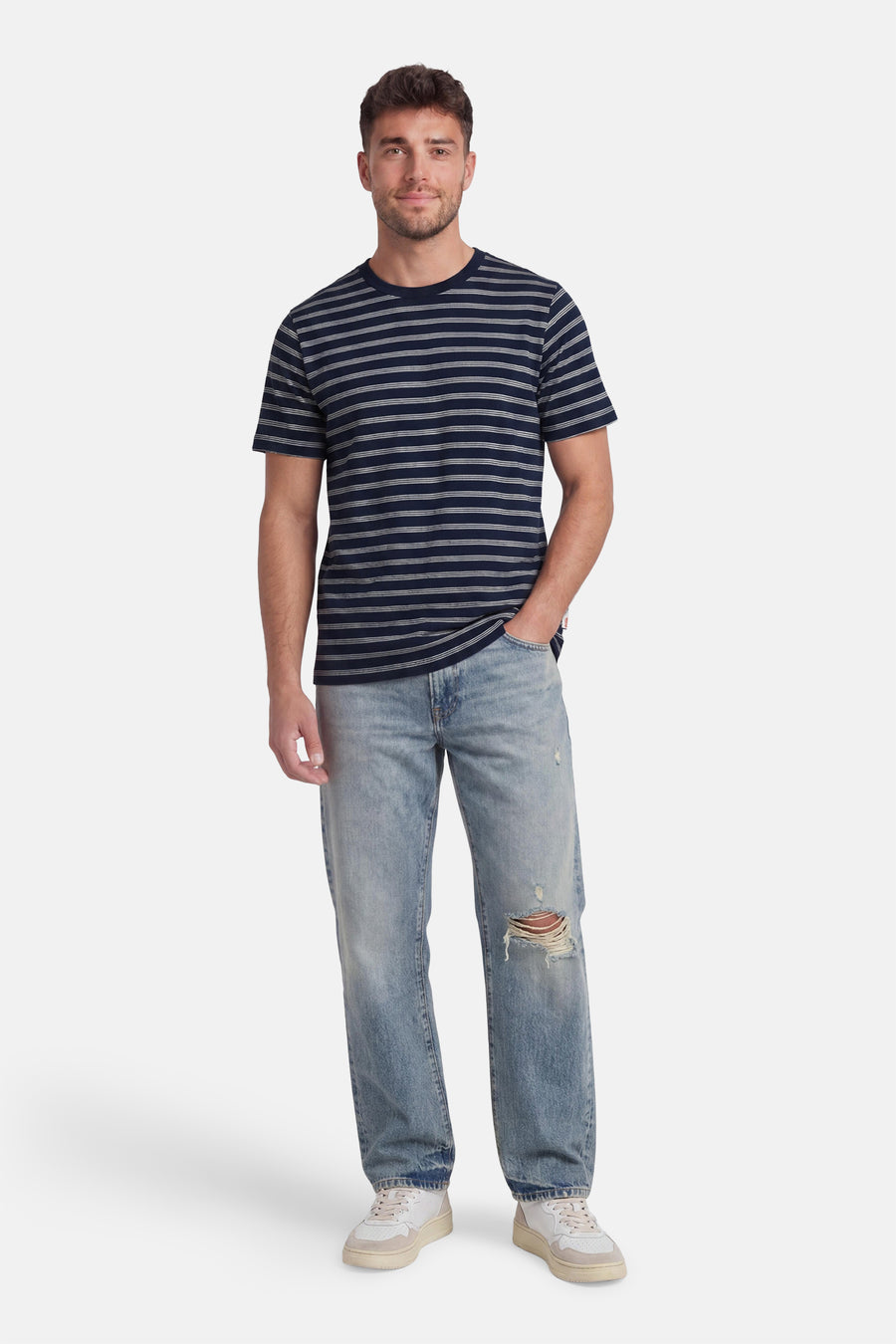 Blauwe gestreepte korte mouw t-shirt van ORIGINALS BY JACK & JONES, gedragen met lichtblauwe gescheurde jeans en witte sneakers, front view.