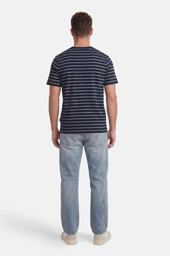 Blauwe gestreepte korte mouw t-shirt van ORIGINALS BY JACK & JONES, achterzijde, met witte strepen en ronde hals, gedragen met lichtblauwe jeans en beige sneakers
