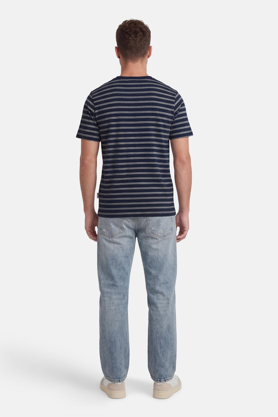 Blauwe gestreepte korte mouw t-shirt van ORIGINALS BY JACK & JONES, achterzijde, met witte strepen en ronde hals, gedragen met lichtblauwe jeans en beige sneakers
