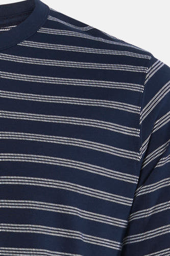 Donkerblauwe T-shirt met witte gestippelde strepen van ORIGINALS BY JACK & JONES, close-up van bovenkant met ronde hals en korte mouw
