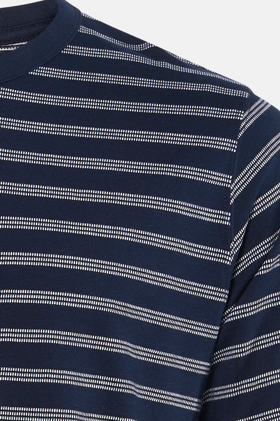 Donkerblauwe T-shirt met witte gestippelde strepen van ORIGINALS BY JACK & JONES, close-up van bovenkant met ronde hals en korte mouw