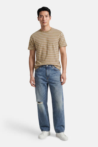 Beige gestreepte korte mouwen T-shirt van ORIGINALS BY JACK & JONES, gedragen met blauwe jeans en witte sneakers, front view.
