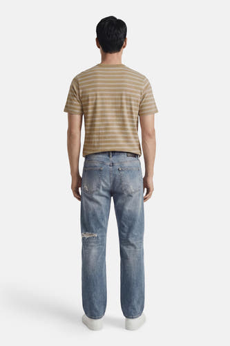 Beige gestreepte korte mouwen T-shirt van ORIGINALS BY JACK & JONES, achterkant weergegeven, met witte strepen en casual fit, gedragen met blauwe jeans en witte sneakers.