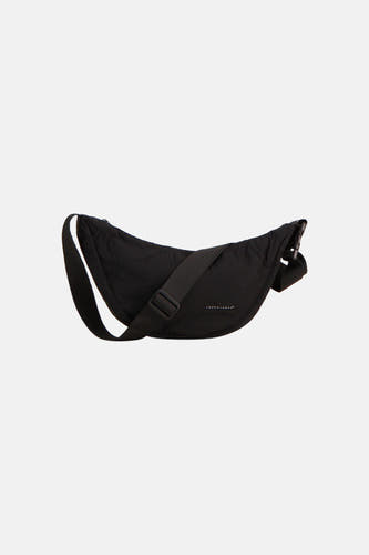 Zwarte schoudertas van ACCESSORIES BY JACK & JONES met verstelbare riem, gesp en gebogen ontwerp.