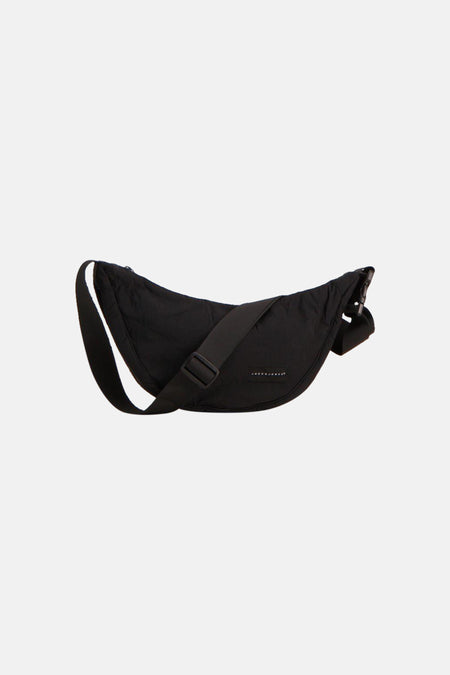 Zwarte schoudertas van ACCESSORIES BY JACK & JONES met verstelbare riem, gesp en gebogen ontwerp.