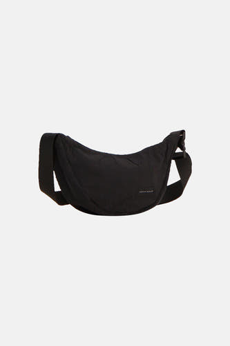 Zwarte schoudertas van ACCESSORIES BY JACK & JONES met een gebogen ontwerp, verstelbare riem en een merklabel.