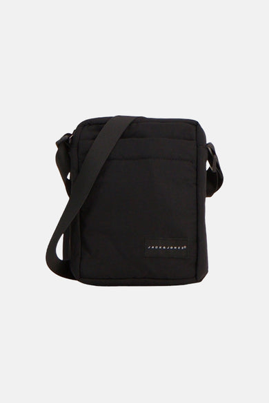 Zwarte gewatteerde schoudertas van ACCESSORIES BY JACK & JONES met een verstelbare riem en een klein merklabel op de voorkant.